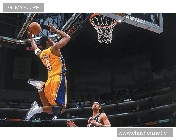 他以2米36的惊人高度轻松扣篮创下美国大学篮球历史新纪录