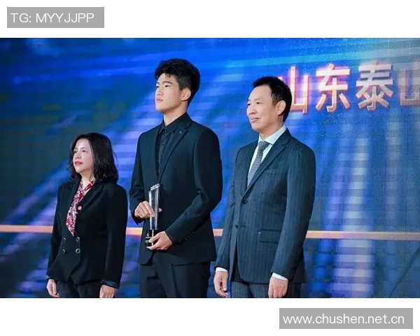 泰山足校教练赞扬彭啸拼搏精神与战斗风格值得学习与推广